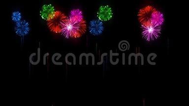 多种颜色的烟花作为节日背景的新年，<strong>圣诞节</strong>或其他庆祝。 3D动画烟火